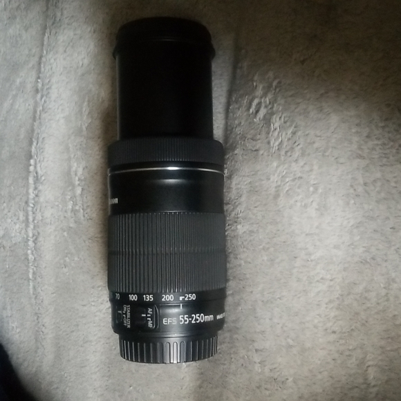 Canon EFS 55-250mm IS MACRO 0.85m/2.8ft Telephoto Lens - Picture 3 of 3